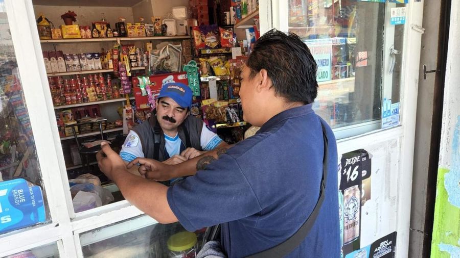 A tiendita restocking with Propaga